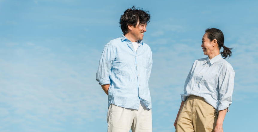 微笑む男性と女性