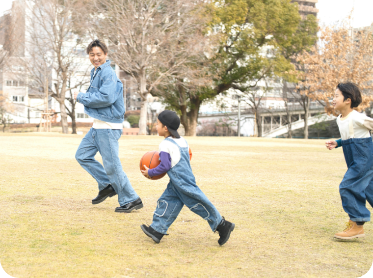 子どもがタオルをかぶって笑う様子