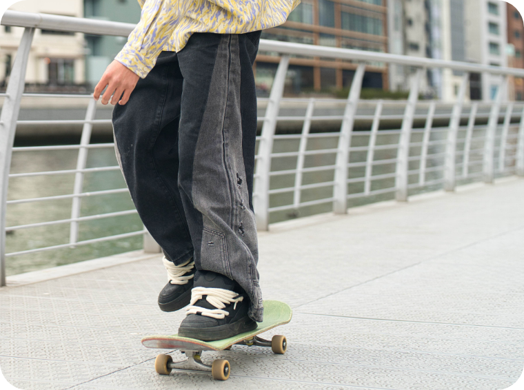 芝生で遊ぶ親子の時間