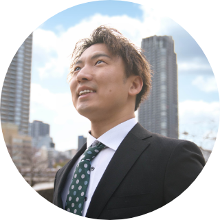 爽やかな表情の男性の上半身