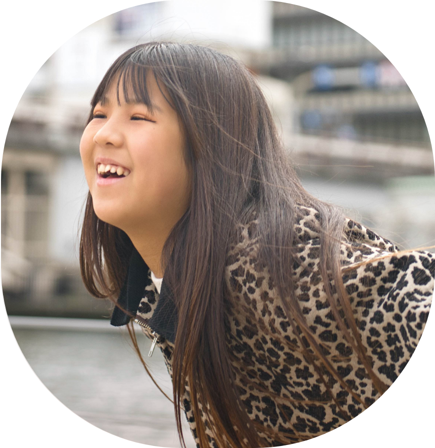 腕を上げて笑う女の子 1