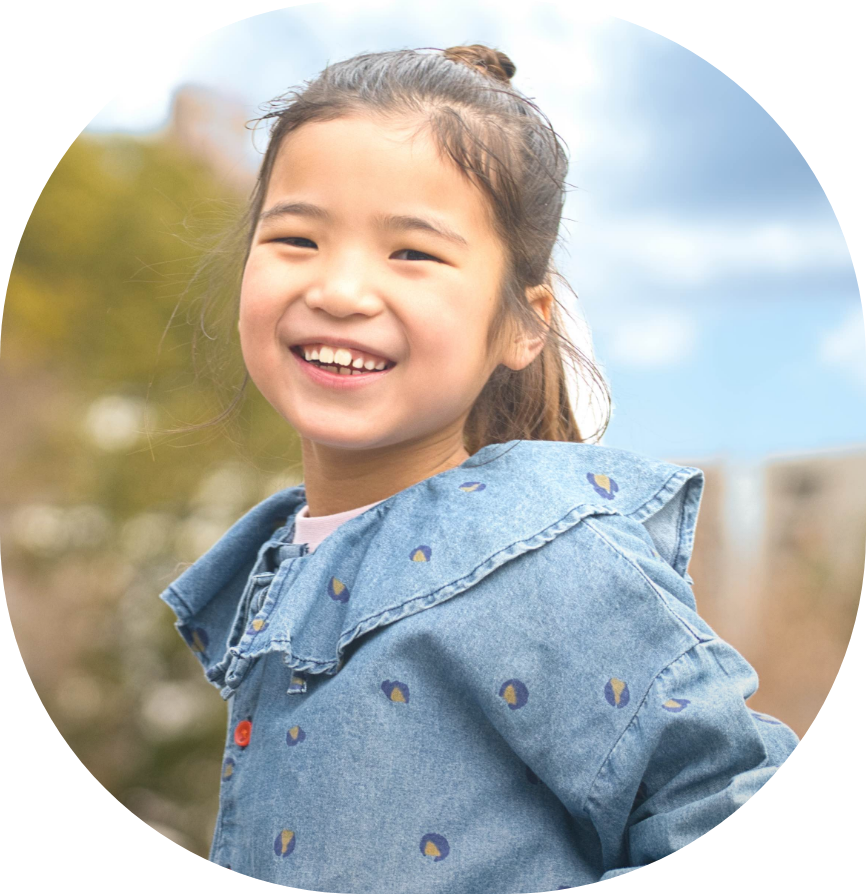 腕を上げて笑う女の子 3