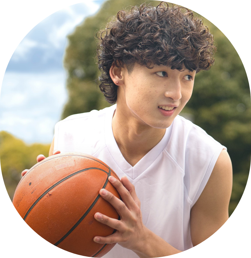 腕を上げて笑う女の子 4