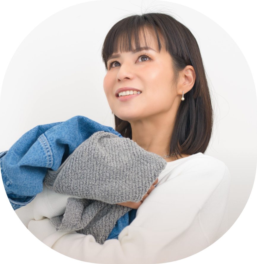 腕を上げて笑う女の子 5