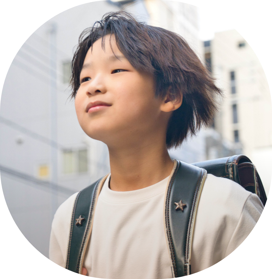 腕を上げて笑う女の子 6