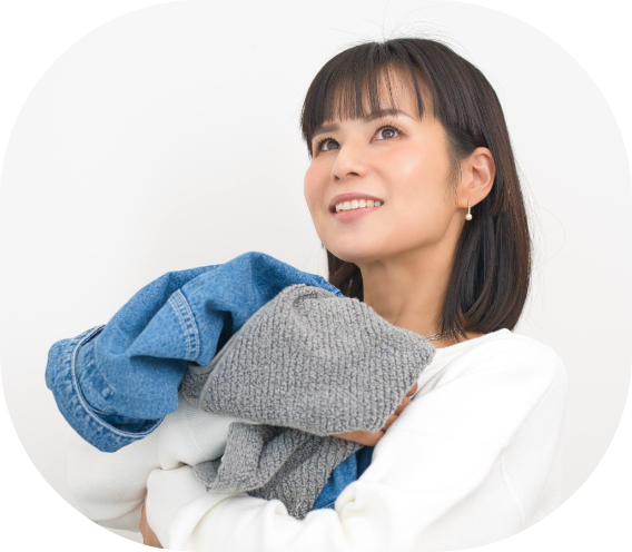 洗濯物を持つ人物の写真