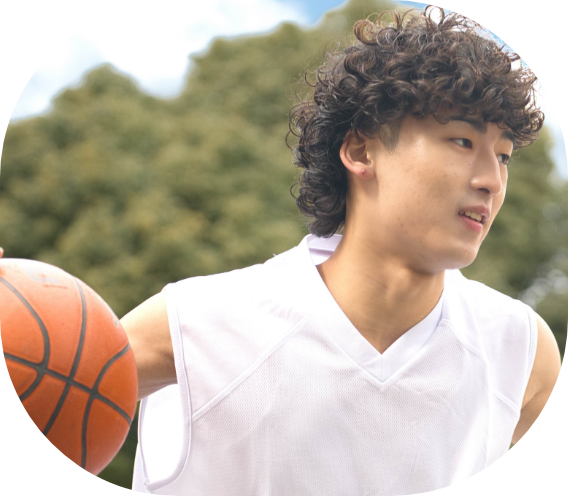 子どもが笑顔で遊ぶ写真