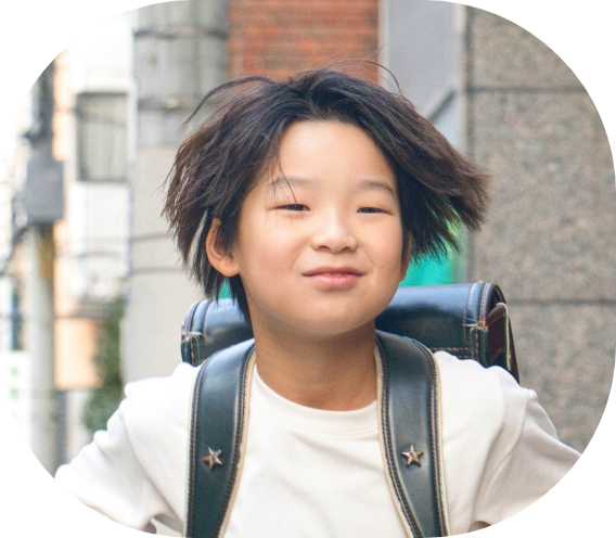 室内でくつろぐ人物の写真