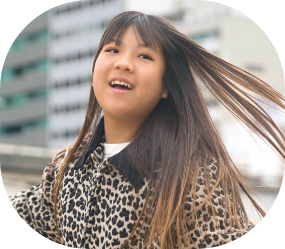 子どもが笑顔で遊ぶ写真