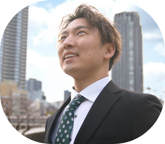 キッチンで作業する人物の写真