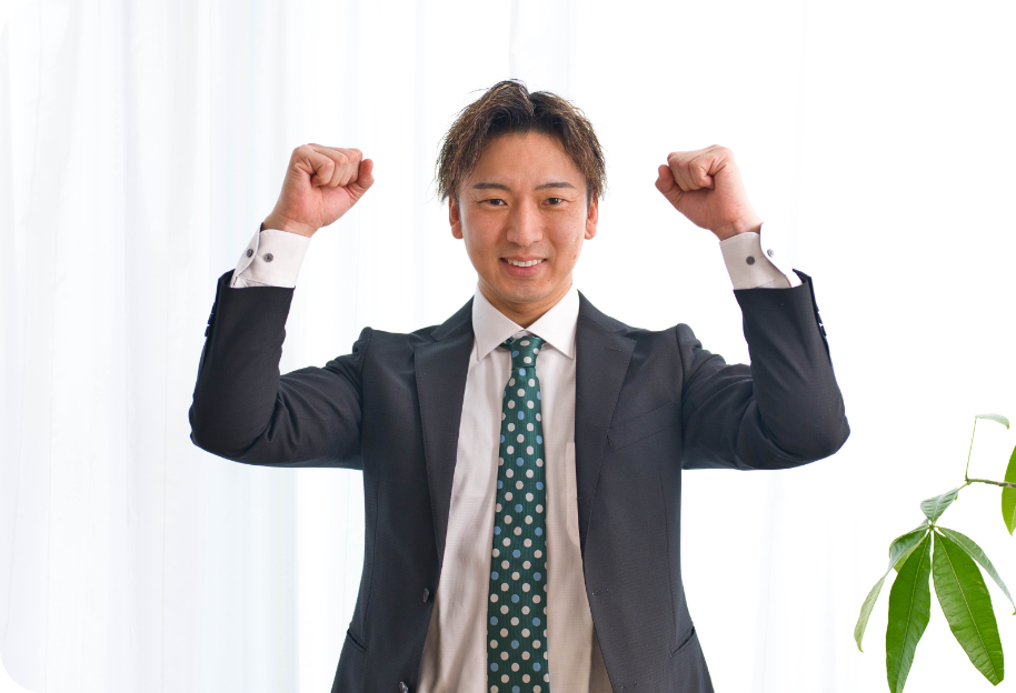 シャツの胸元を確認する男性の上半身