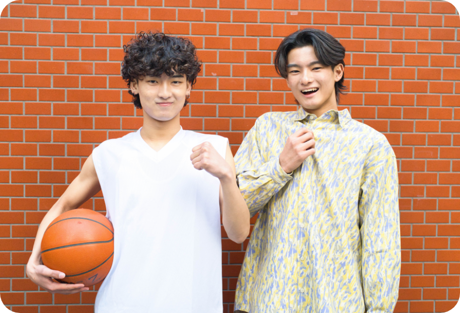 部活後に笑顔で会話する男子学生二人